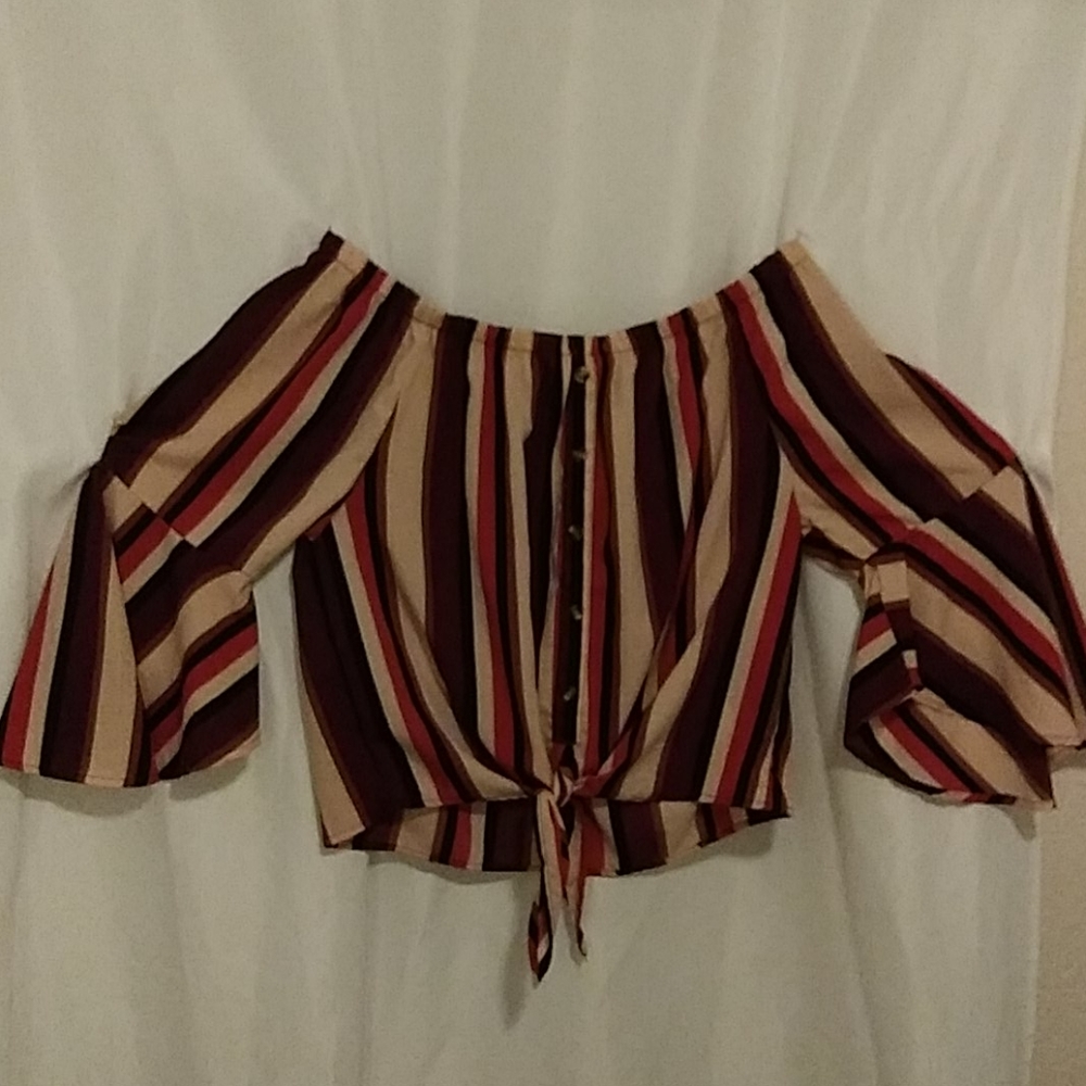 Super cute shoulder top.